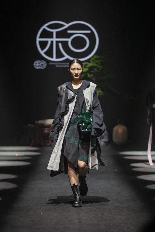 北服時(shí)裝周 和合——2021屆服飾傳承與創(chuàng)新畢業(yè)設(shè)計(jì)展演